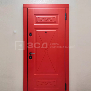 Дверь с красной панелью - фото