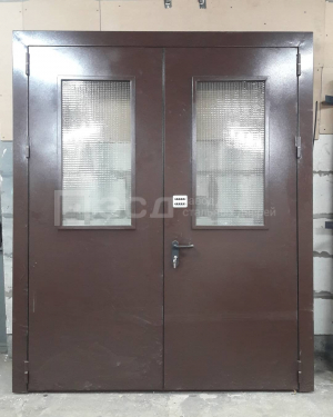 Двупольная подъездная дверь в тамбур со стеклом с отделкой порошок - фото