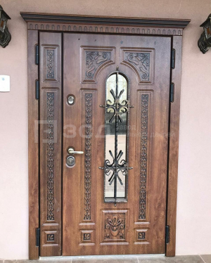 Дверь в дом с фрезерованным МДФ и решёткой ольха - фото